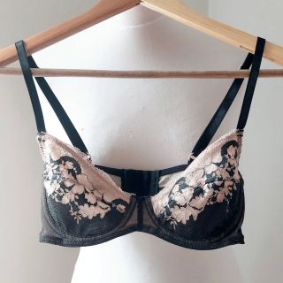 Když se něžnost potká s černou, vznikne tato barevná kombinace. Černá klasika s nádechem růžové krajky. Aneb jak by řekla...