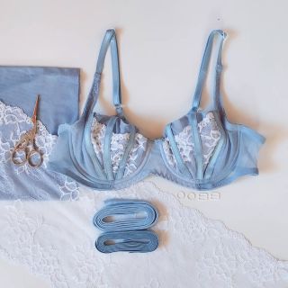 Když ti život nedá modrou podprsenku, tak si ji prostě… ušiješ! 😏✂️💙 A nejlepší je, že všechny materiály na tuhle krásku...