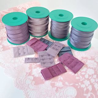 Připravuju pro vás na e-shop nové zapínání a pruženky v krásných šedo-růžových odstínech 🤍💗 Takové, které spolu budou...